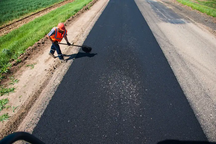 difference between asphalt and bitumen