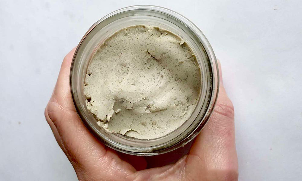 What does bentonite clay do for teeth?
