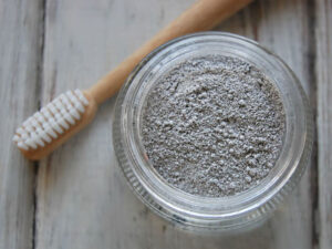 What does bentonite clay do for teeth?